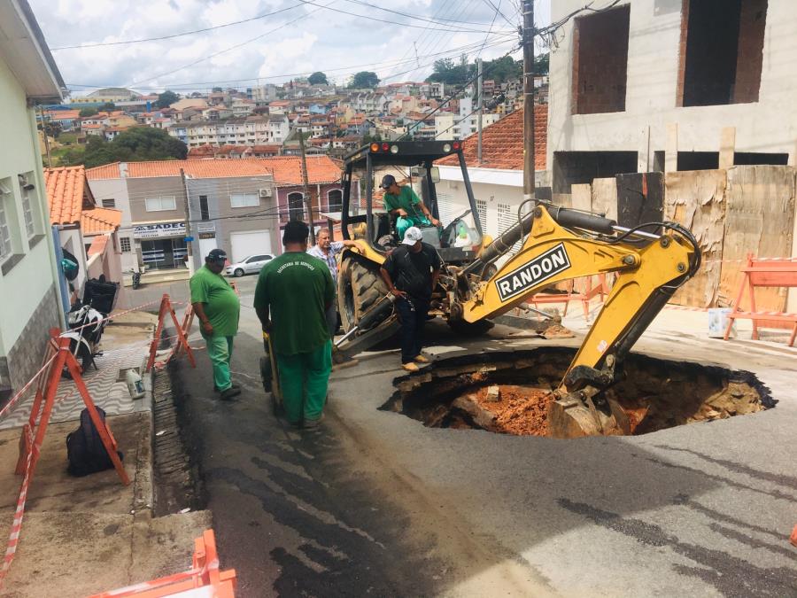 Prefeitura e Sabesp realizam obras para restaurar tubulação na Rua Benjamin Constant