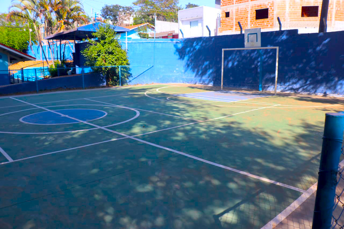 Quadra interna da Escola Municipal Antônio Dorival Monteiro de Oliveira é reformada