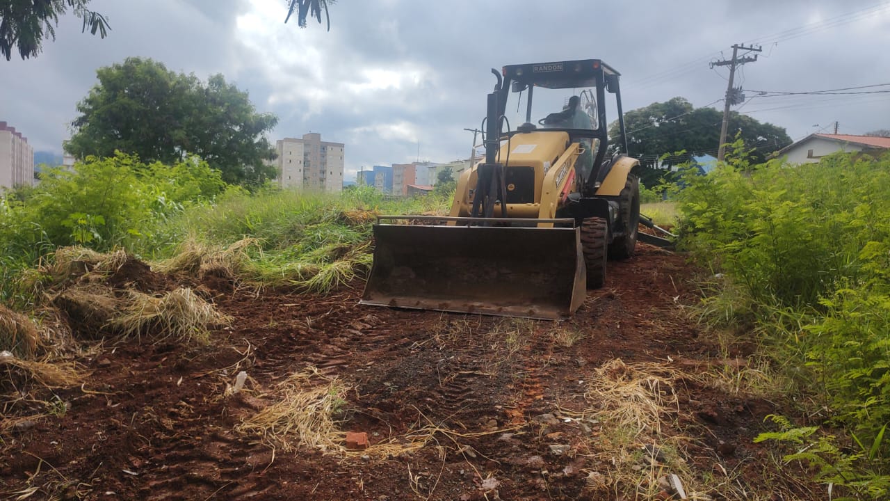 Prefeitura intensifica manutenção e limpeza de terrenos públicos