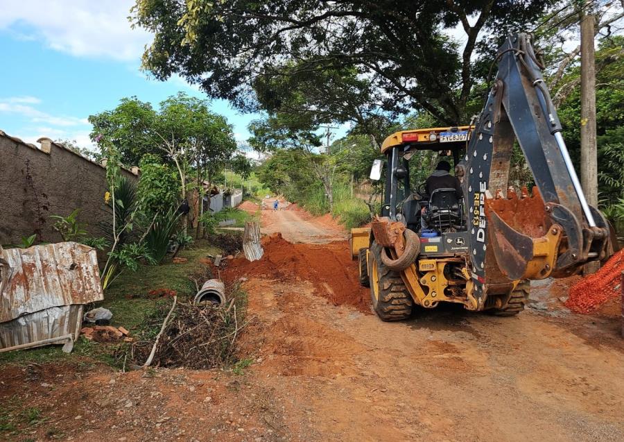 Trabalho de drenagem está em andamento na Av. Antônio Sérgio de Oliveira Lolli