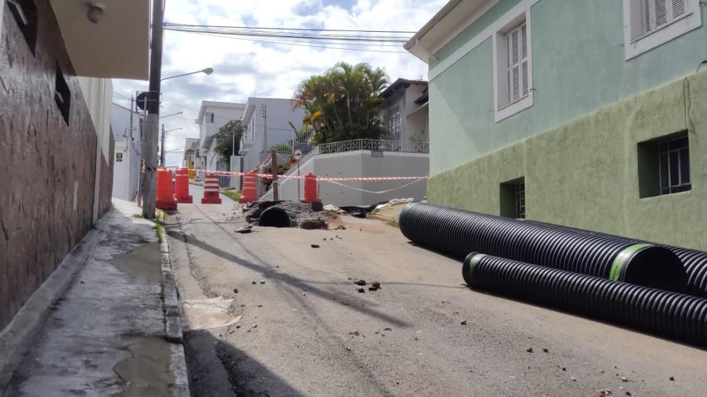 Rua Antônio da Cruz recebe intervenções emergenciais para conter erosão após chuvas