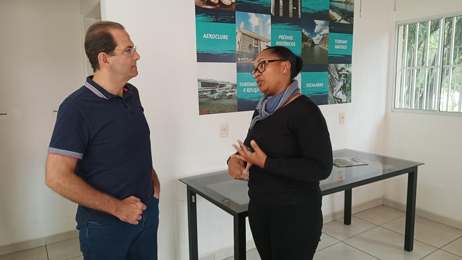 Prefeito Edmir Chedid realiza visitas ao Centro de Apoio ao Turista e à Secretaria da Juventude, Esporte e Lazer