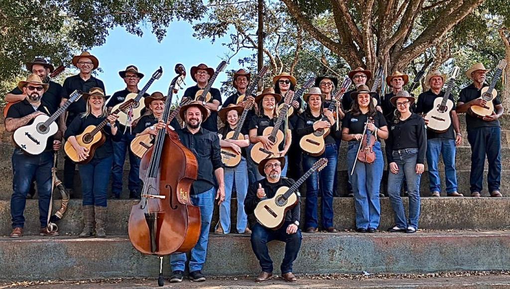 Maio Cultural: Espetáculo "Rolando Sodade” da Orquestra Violeiros do Rio Jaguari terá pintura ao vivo de Caio Coelho