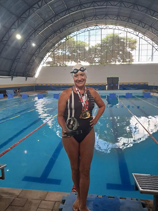 Atleta bragantina ganha 3 medalhas no circuito master de natação