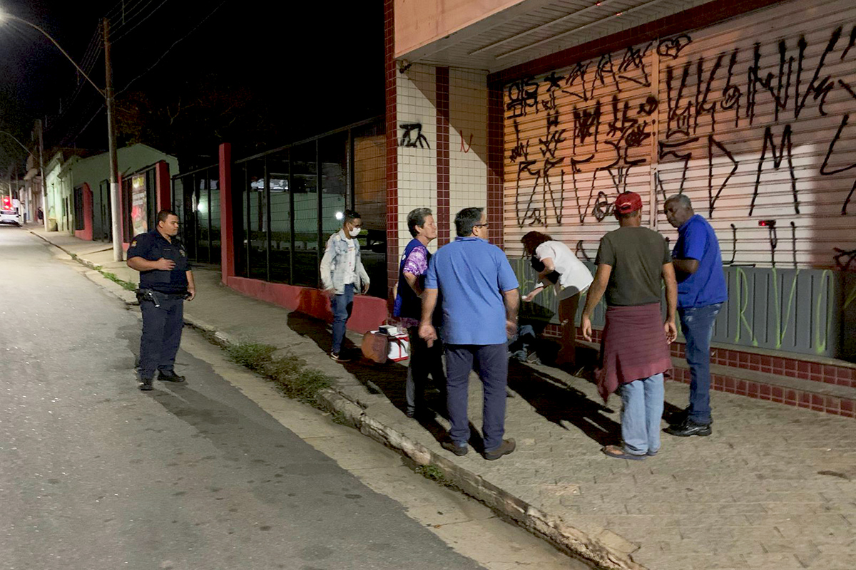 Pessoas em situação de rua recebem assistência e orientação sobre saúde e social