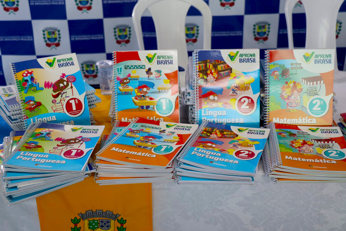 Prefeitura entrega materiais do Projeto “Aprova Brasil” para alunos do ensino fundamental