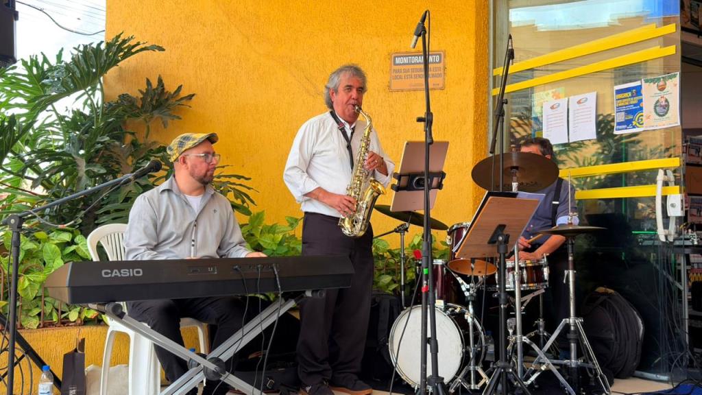 Jamil Trio leva emoção e cultura ao Mercado Municipal durante festividades natalinas em Bragança Paulista