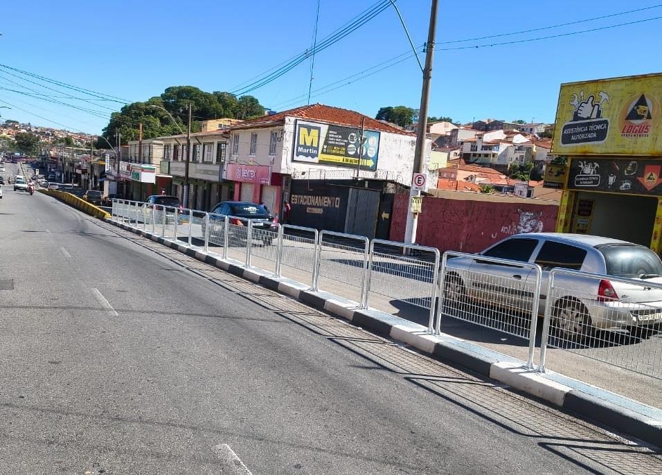 Prefeitura instala 160 gradis de proteção na Avenida Antônio Pires Pimentel para reforçar a segurança de pedestres e motoristas