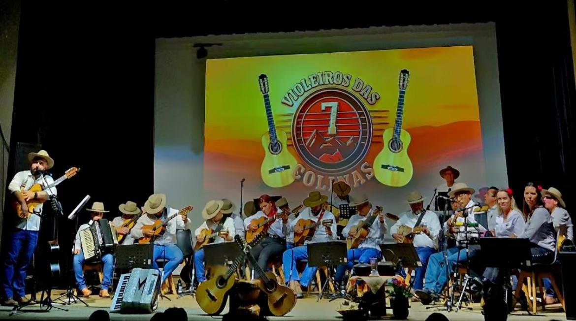 Orquestra Violeiros das 7 Colinas emociona e levanta o público no Teatro Carlos Gomes em Bragança Paulista