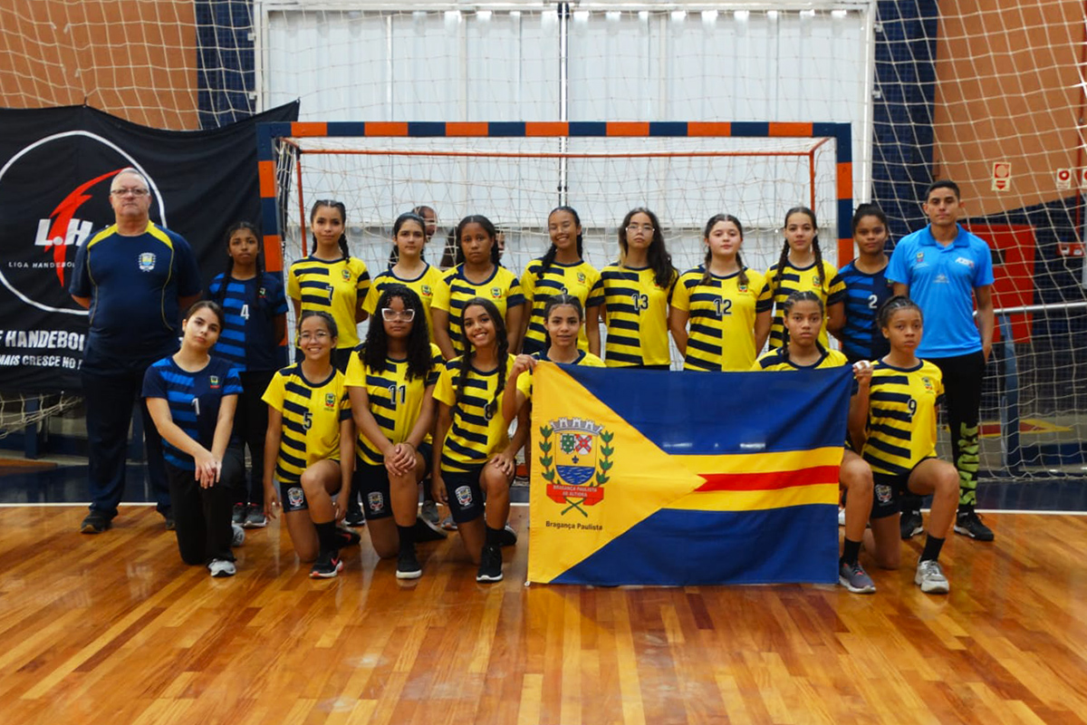 Jogo acirrado no handebol feminino Sub-14 