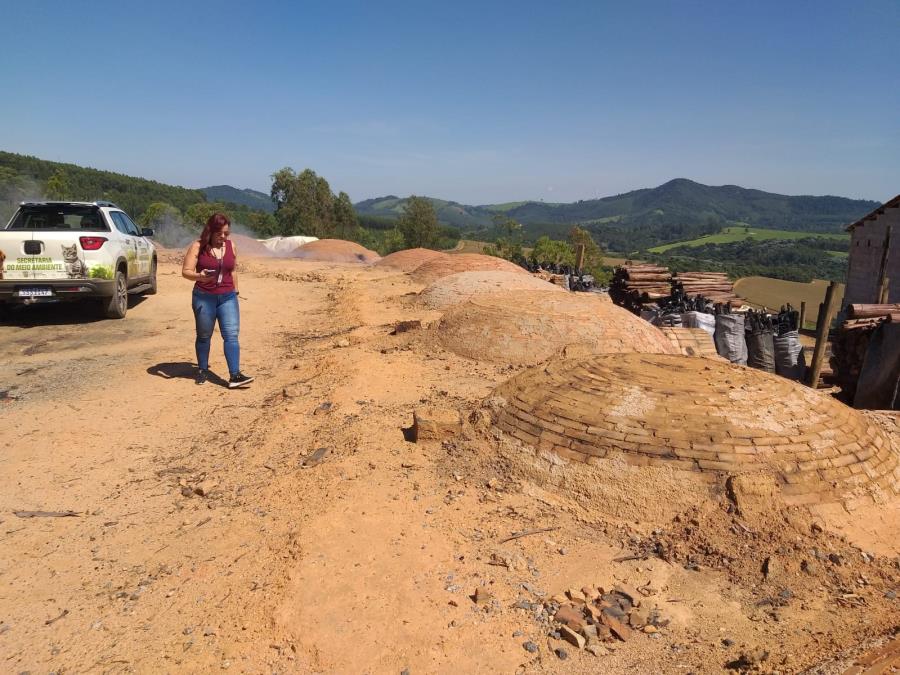 Secretaria Municipal do Meio Ambiente fiscaliza regularidade de carvoaria no município