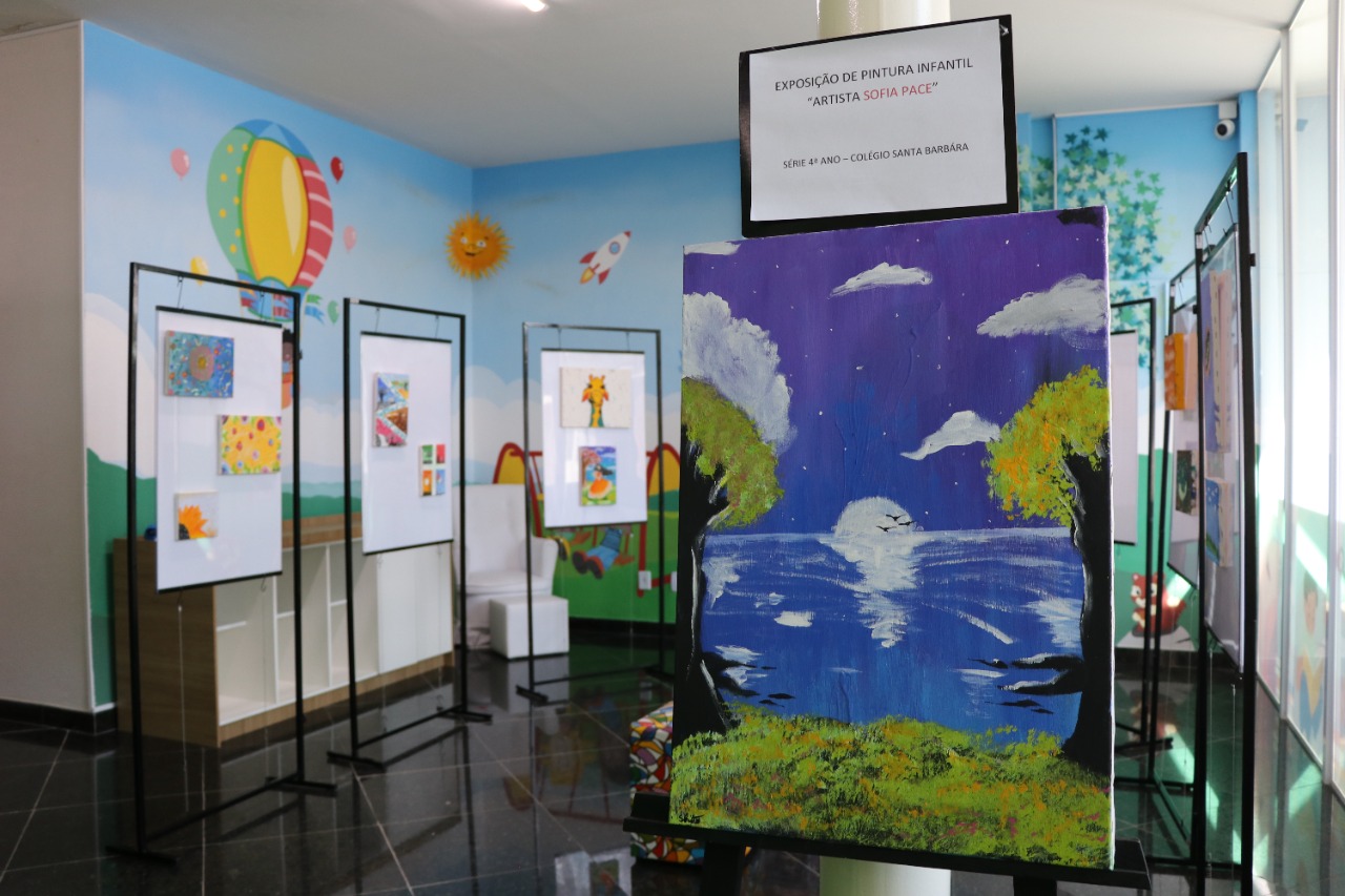 Biblioteca Municipal recebe exposição de pintura infantil