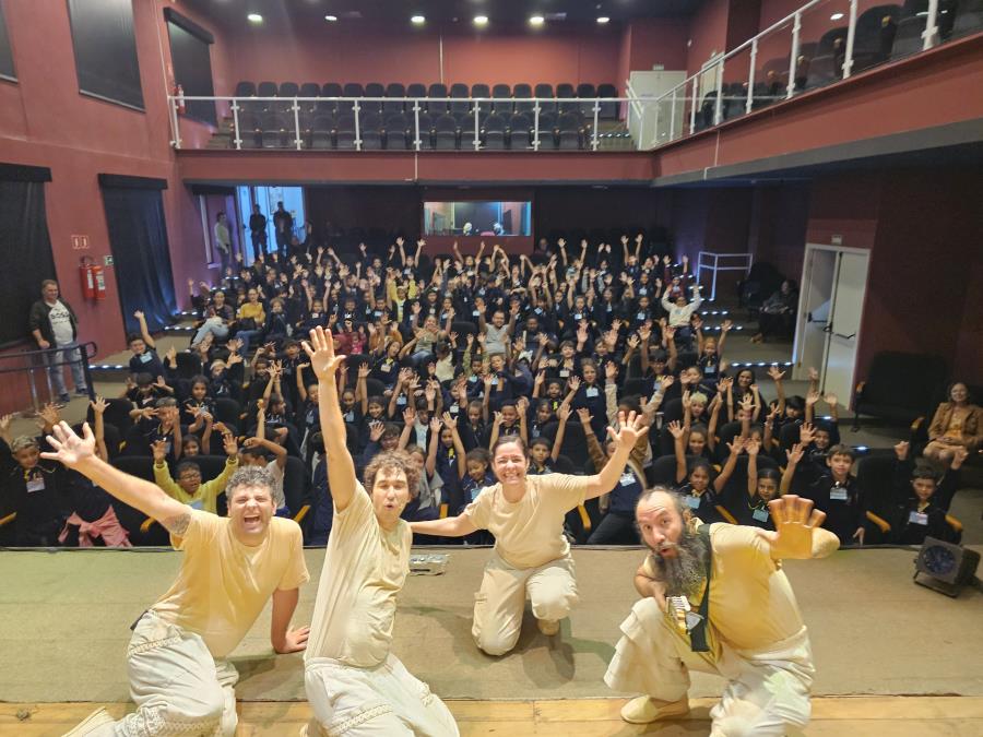 Alunos da Rede Municipal assistem ao espetáculo infantil “Maria Luz”