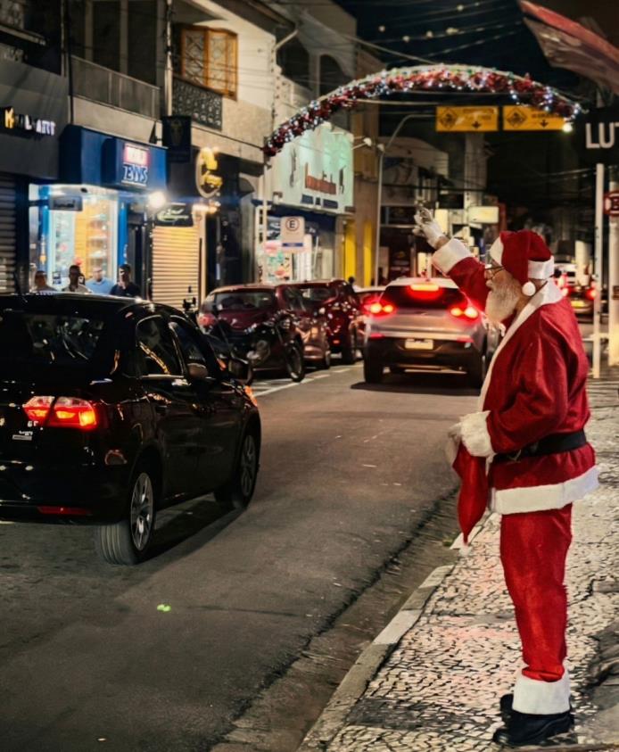 Parada de Natal encanta o Centro de Bragança Paulista nesta quarta-feira (17)