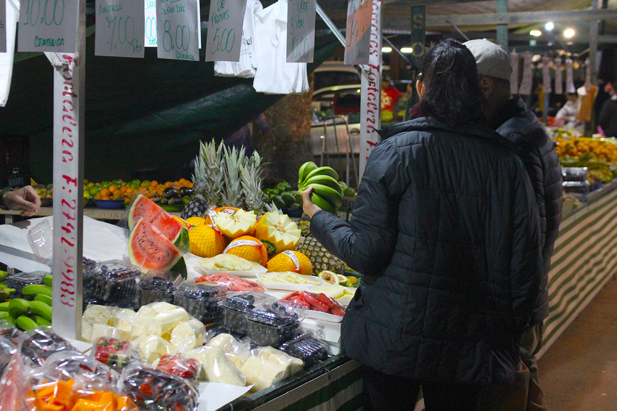 Feira Noturna do Posto de Monta tem atrativos musicais, hortifruti e variedades