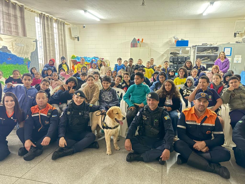 Cão Barney, da GCM, participa de ação educativa em escola municipal