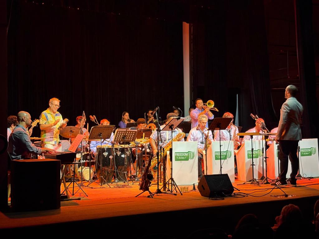 Teatro Carlos Gomes lotado e público emocionado: Bragança Paulista vive uma noite inesquecível com “O Grande Baile – 12 Chorinhos de Severino Araújo”