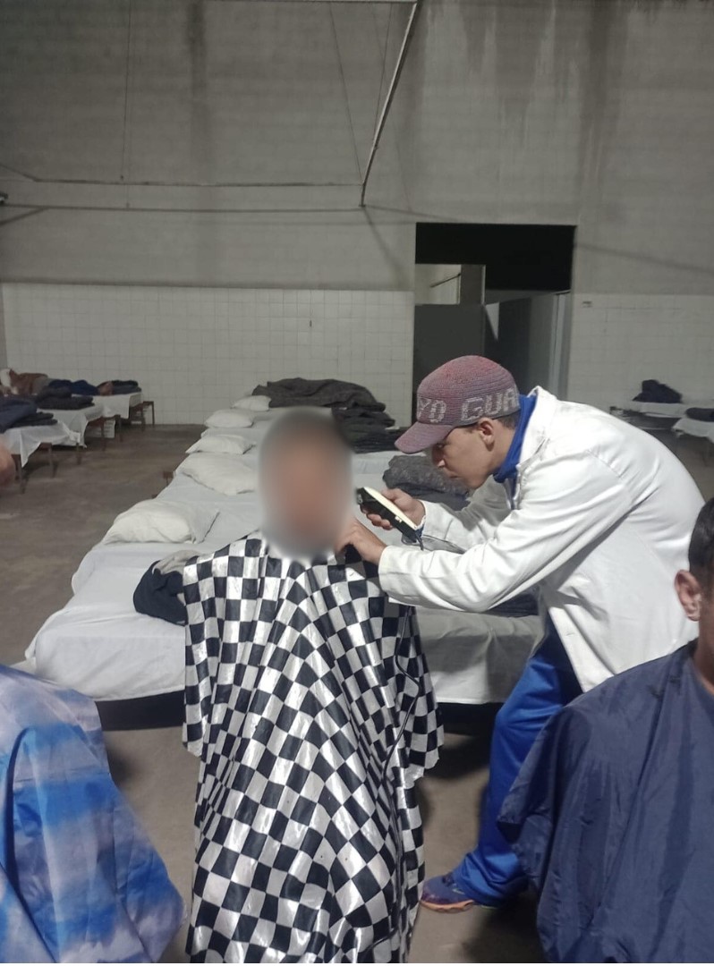 Alunos do curso de barbeiro realizam ação social na Casa de Passagem