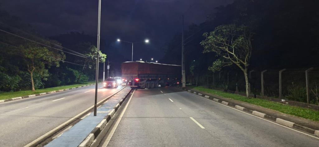 Atenção motoristas: carreta bloqueia trecho da Avenida Norte-Sul e trânsito é desviado