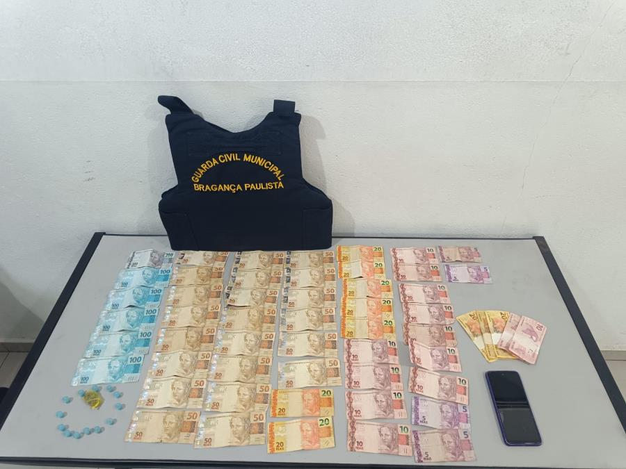 GCM de Bragança Paulista localiza veículo furtado e apreende drogas durante abordagem