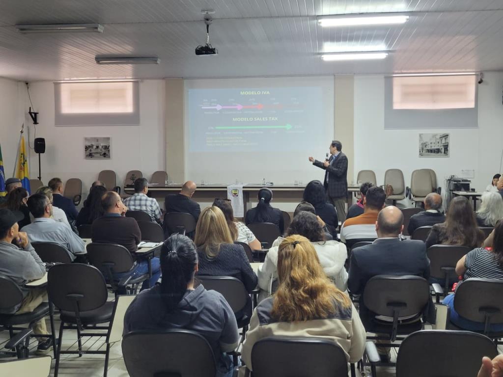 Deputado Luiz Philippe de Orleans e Bragança ministra palestra sobre reforma tributária e livre iniciativa em Bragança Paulista