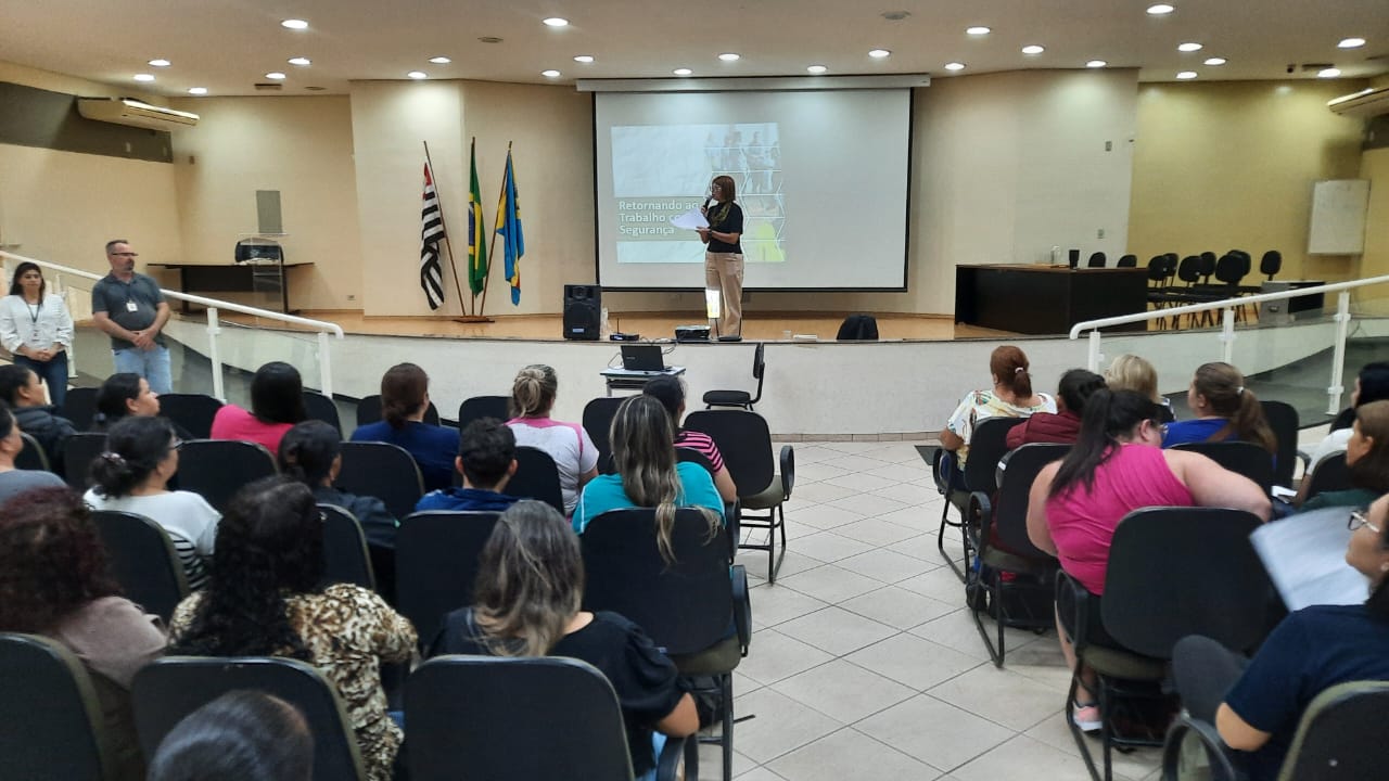 SESMT realiza treinamento para equipe de serventes da Secretaria Municipal de Educação