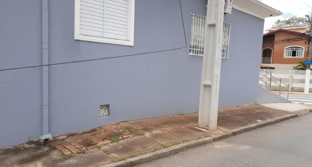 Empresa de telefonia tem prazo de 24 horas para retirar fio caído de poste