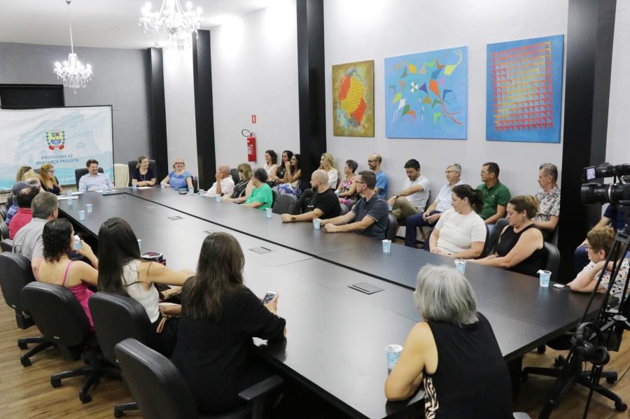 Prefeitura de Bragança Paulista entrega escrituras de regularização fundiária para moradores do Núcleo Panorama I