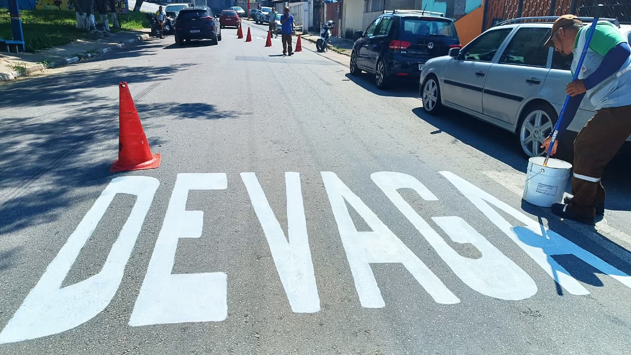 Demandas do Governo Social são atendidas: pintura de sinalização de solo avança nos bairros São Caetano, Jardim Recreio e Jardim Morumbi