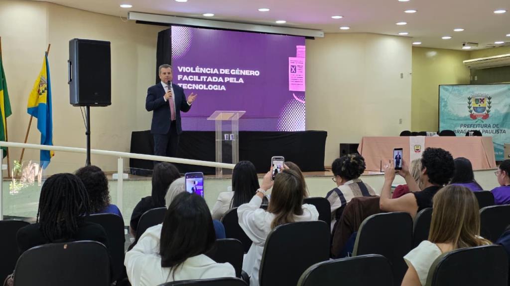 VII Fórum da Coordenadoria de Políticas Públicas para as Mulheres debate prevenção da violência digital contra mulheres em Bragança Paulista