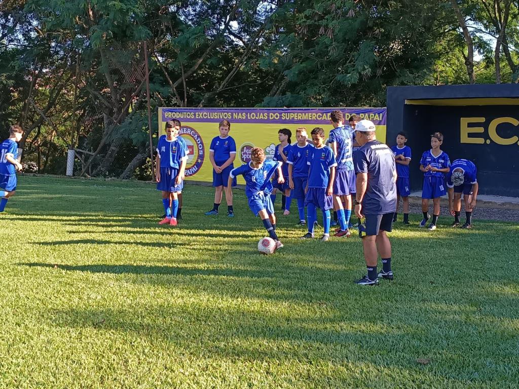 Escolinha da SEMJEL disputa amistoso no Novo Mundo