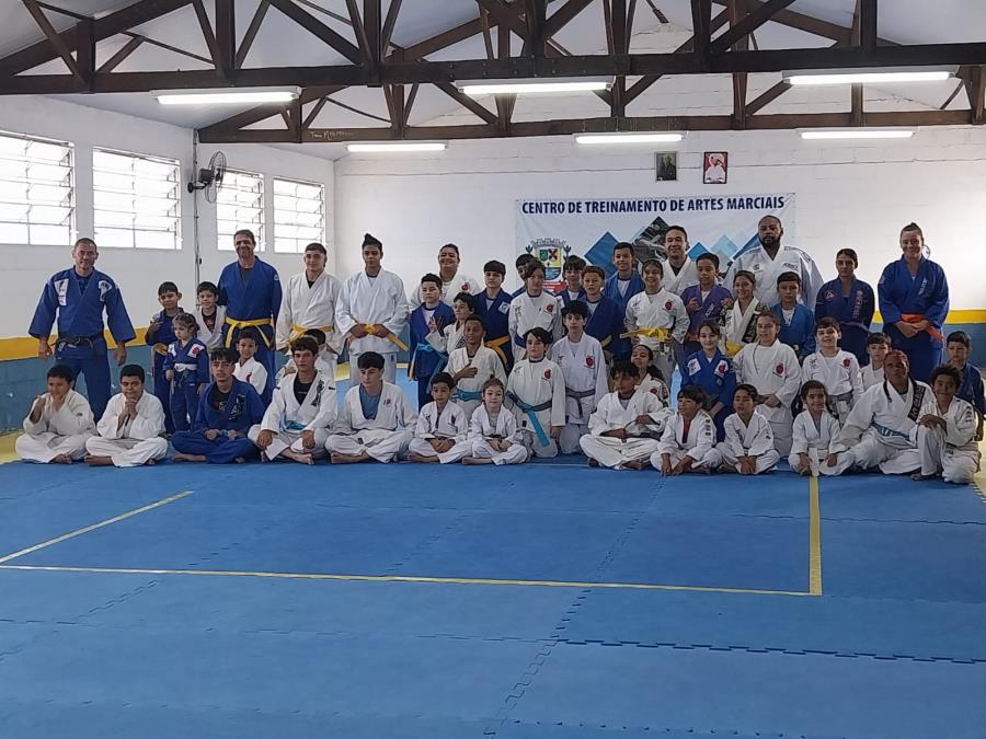 Jovens judocas de Bragança Paulista participam de troca de faixas e de torneio interno de judô