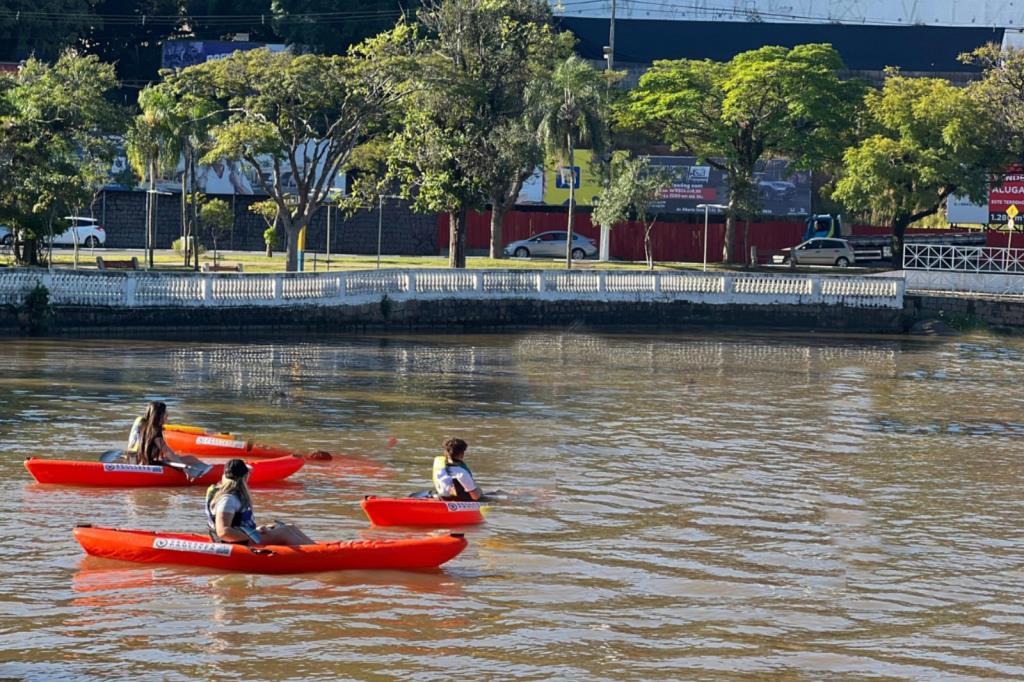 Lago do Taboão recebe a Remada Rosa e encerra as atividades do Outubro Rosa em Bragança Paulista