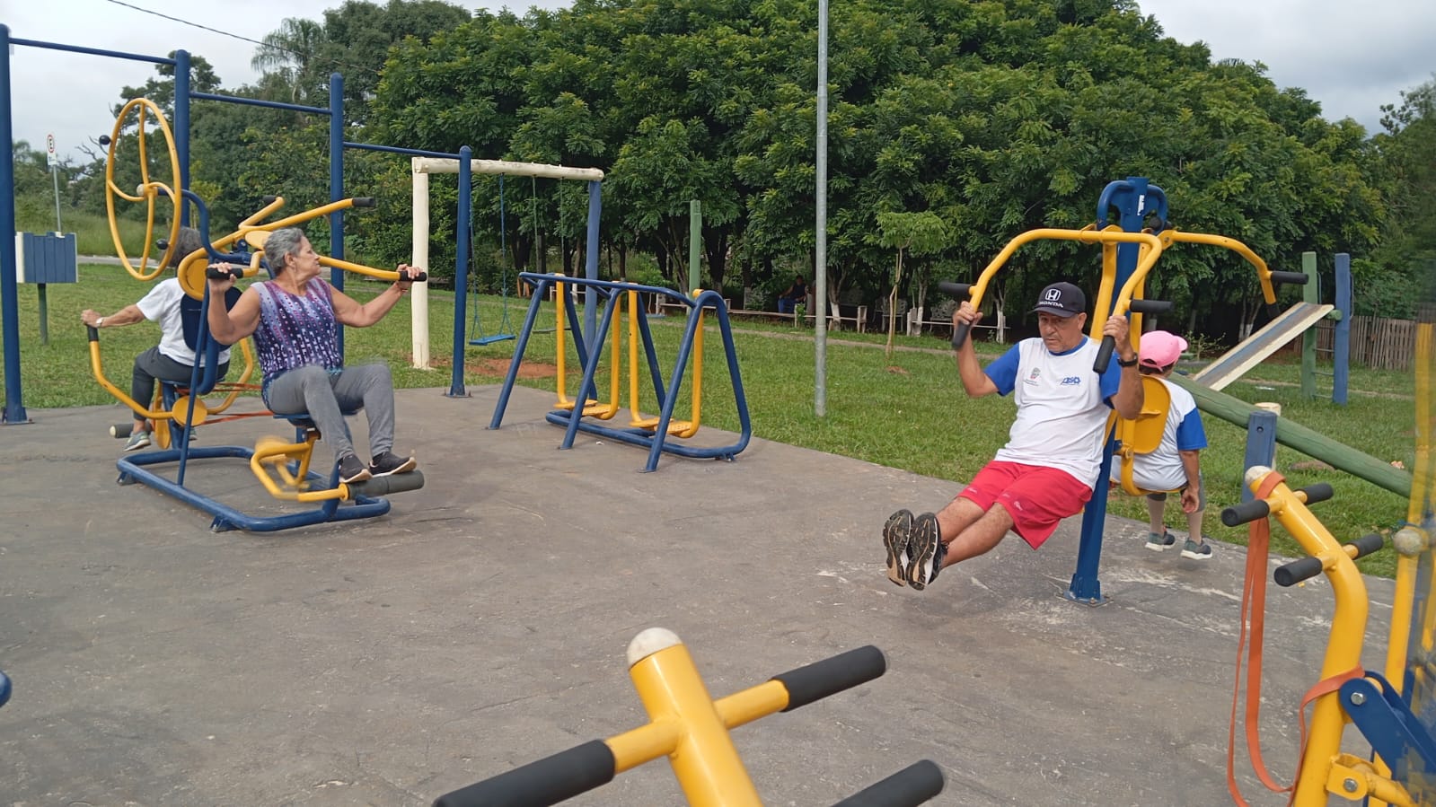 Academias ao ar livre de Bragança Paulista contam com professores de Educação Física orientando a população em 2025
