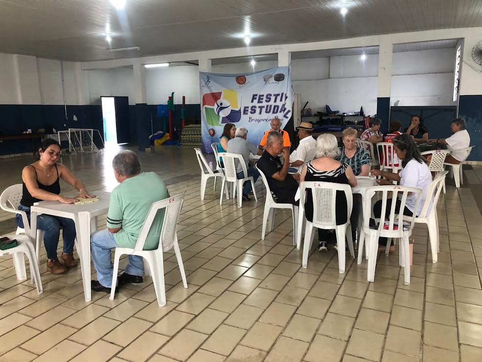 Práticas de jogos de mesa para a terceira idade são oferecidas pela Prefeitura