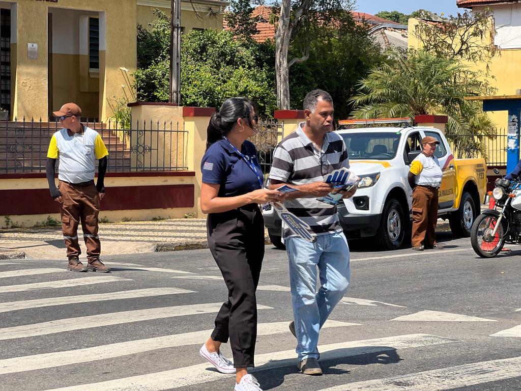 Ação educativa reforça segurança na travessia de pedestres