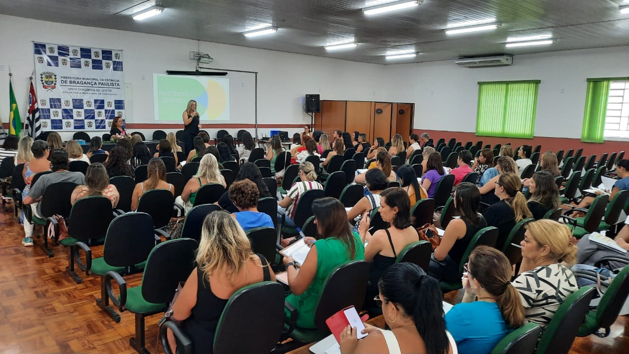 Reunião e apresentação de novos diretores é realizada no auditório da Secretaria Municipal de Educação