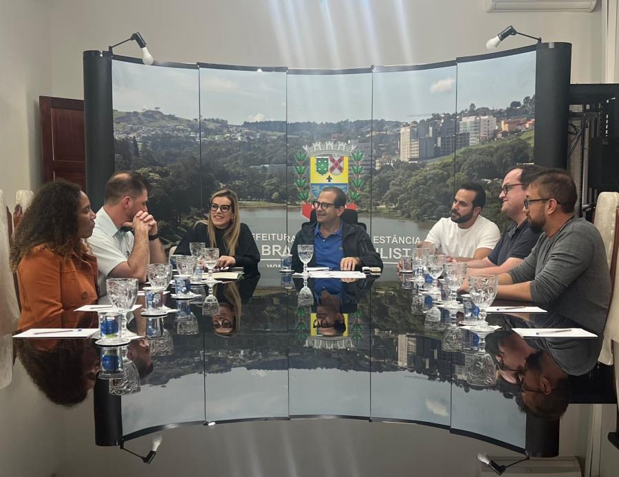 Prefeitura efetiva assinatura da escritura de doação de área para construção de moradias populares