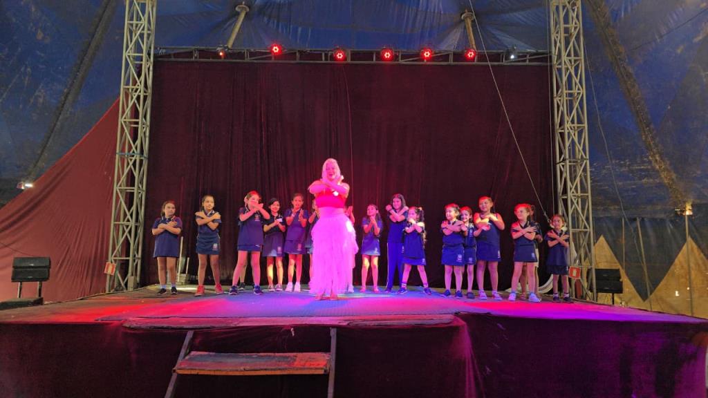 Alunos da rede municipal participam de espetáculo do Circo Las Vegas