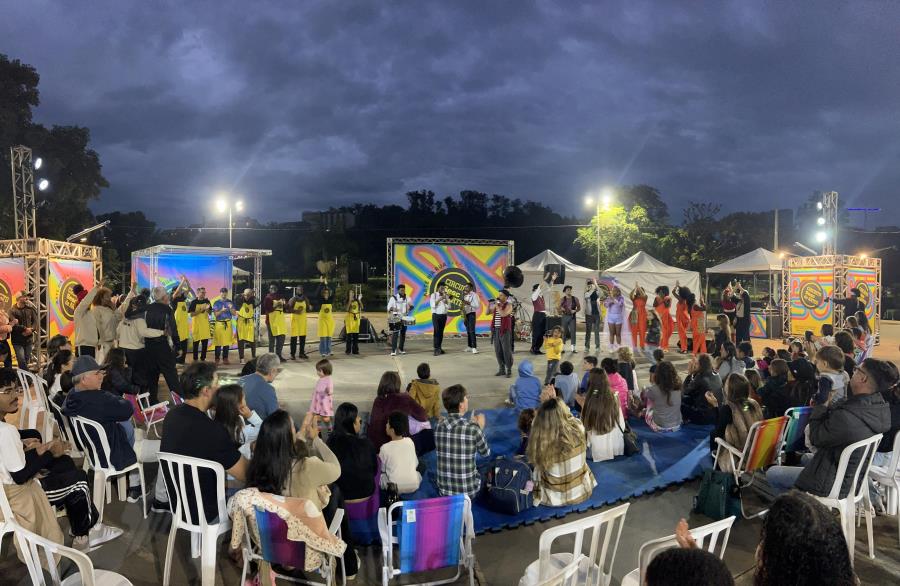 Cultura, alegria e integração marcam domingo de sucesso no Lago do Taboão com o Circuito Sesc de Artes em parceria com a Prefeitura