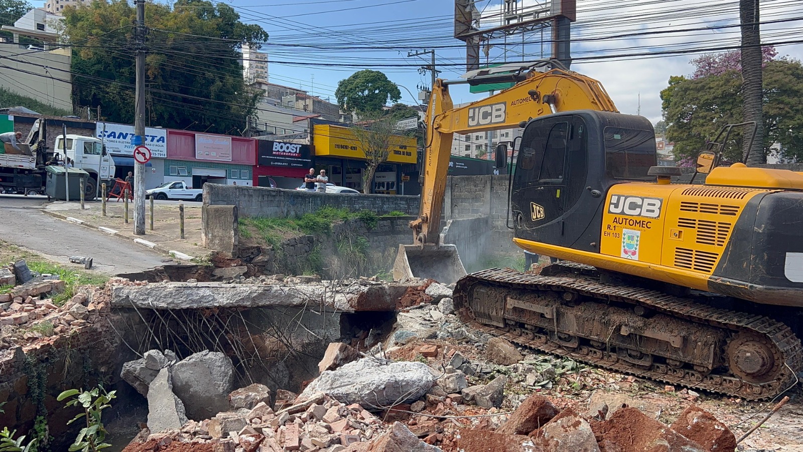 Ponte da Rua 19 de Abril é demolida em ação do programa “De Olho na Chuva”