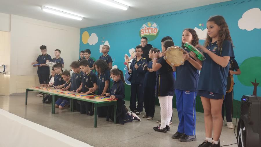 Alunos da E.M. Prof. Abner Antonio Sperendio realizam espetáculo cultural