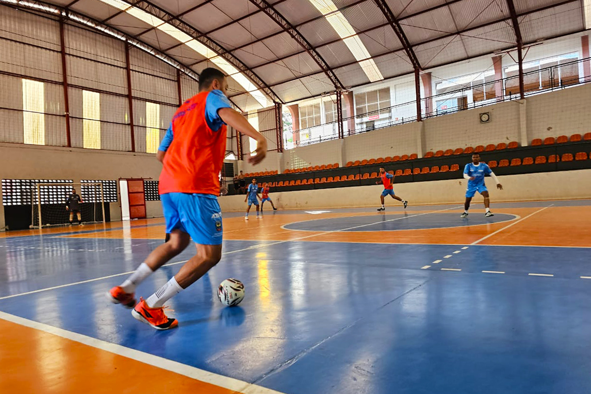 Equipe de Futsal Masculino de Bragança Paulista entra em quadra na