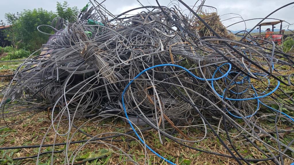 Prefeitura autua empresa por descarte irregular de fios telefônicos em área pública no Jardim Águas Claras