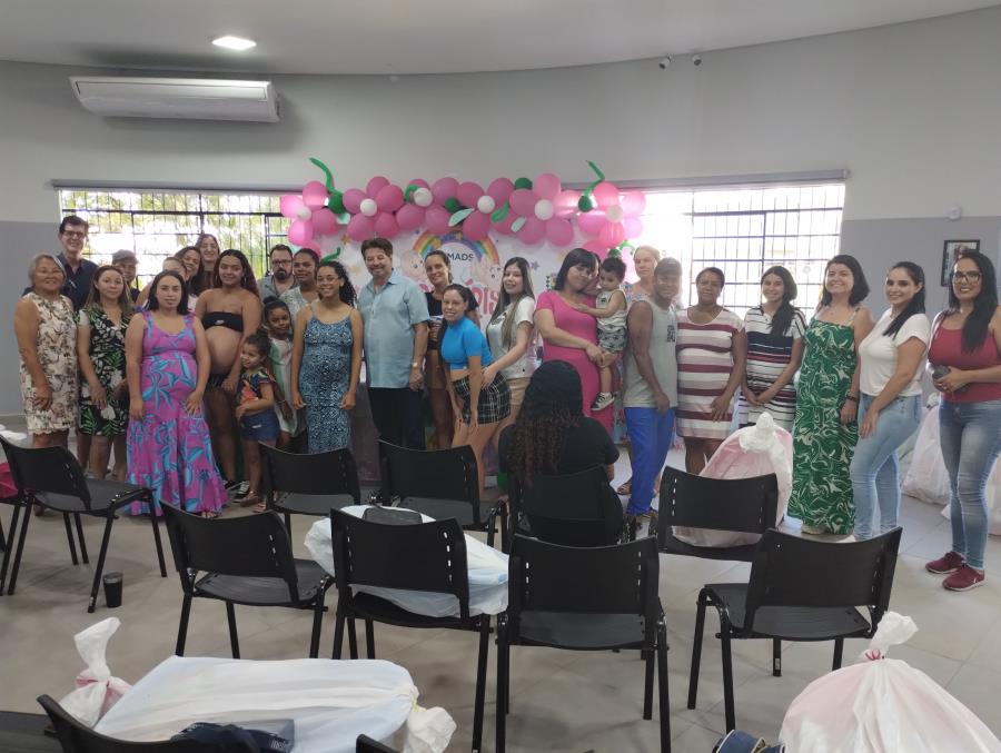 Prefeitura entrega kits de enxoval a gestantes no Projeto Arco-Íris