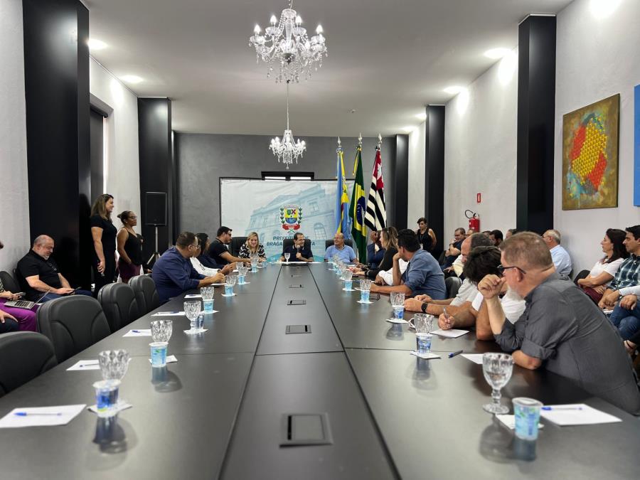 Prefeito Edmir Chedid realiza reunião com vereadores e secretários municipais em Bragança Paulista