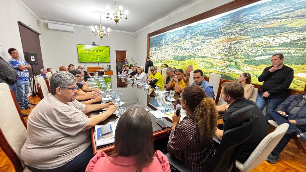 Clubes participam de reunião sobre concessões de campos de futebol