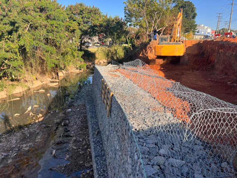 Obras do muro de gabião na Avenida dos Imigrantes chegam a 70% de conclusão em Bragança Paulista