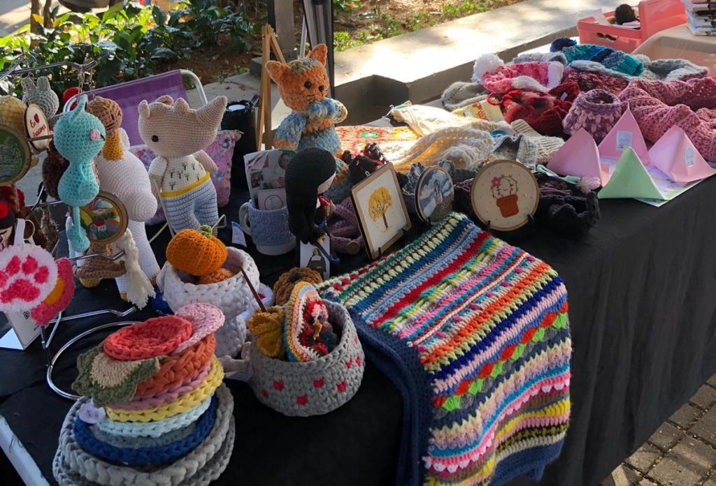 Feira “Arte na Garagem” movimenta a Praça do Rosário neste sábado com arte, gastronomia e ações especiais pelo Dia do Poeta e Outubro Rosa