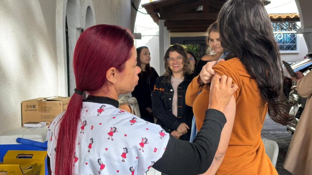 Vacinação contra gripe, Covid-19 e febre amarela acontece no Paço Municipal